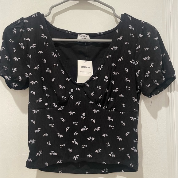 Cotton On Tops - Cotton On Annabelle short sleeve top with tulips design.